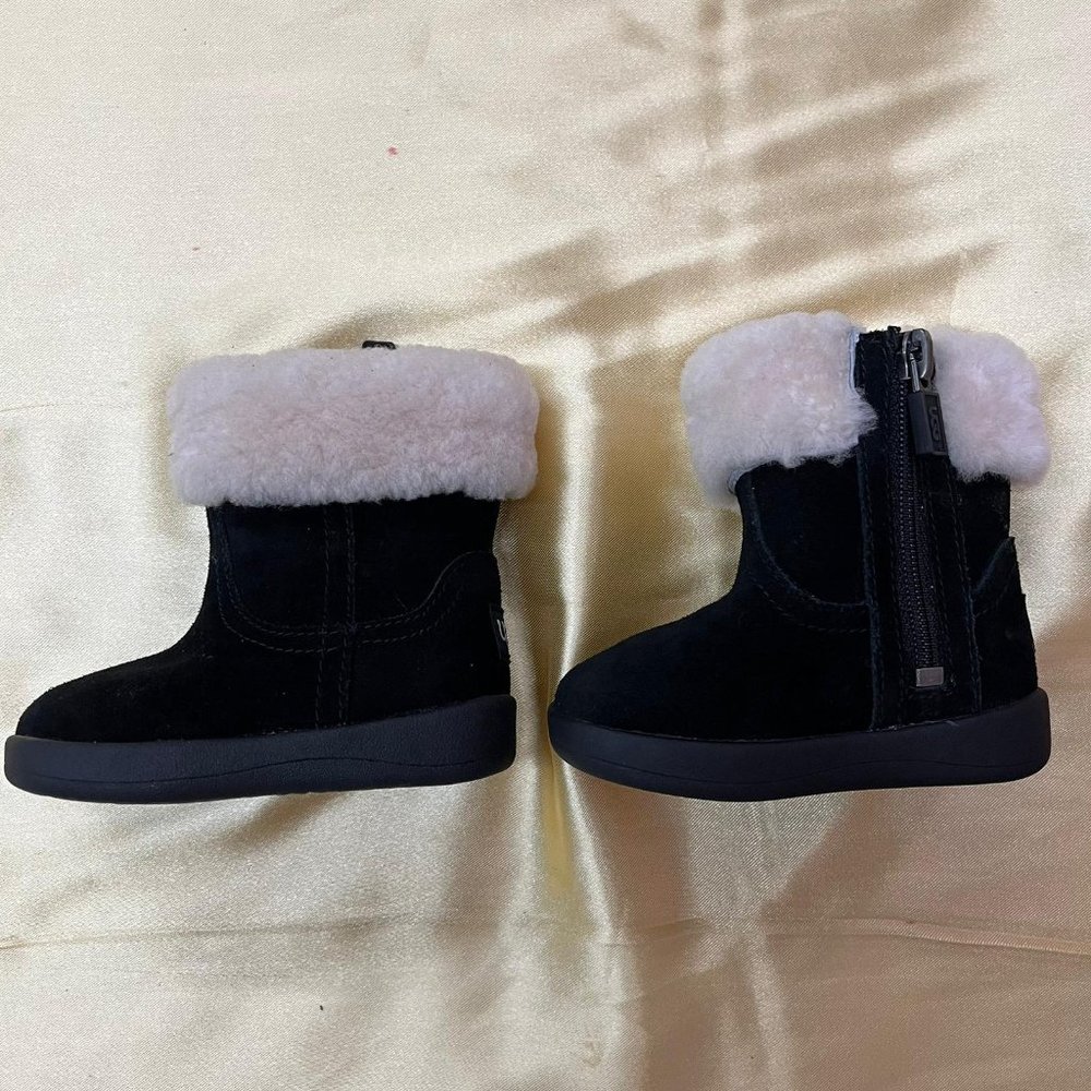 NWOB UGG Kids Unisex Boots Black Faux Fur Cuff Winter Shoes Size 1